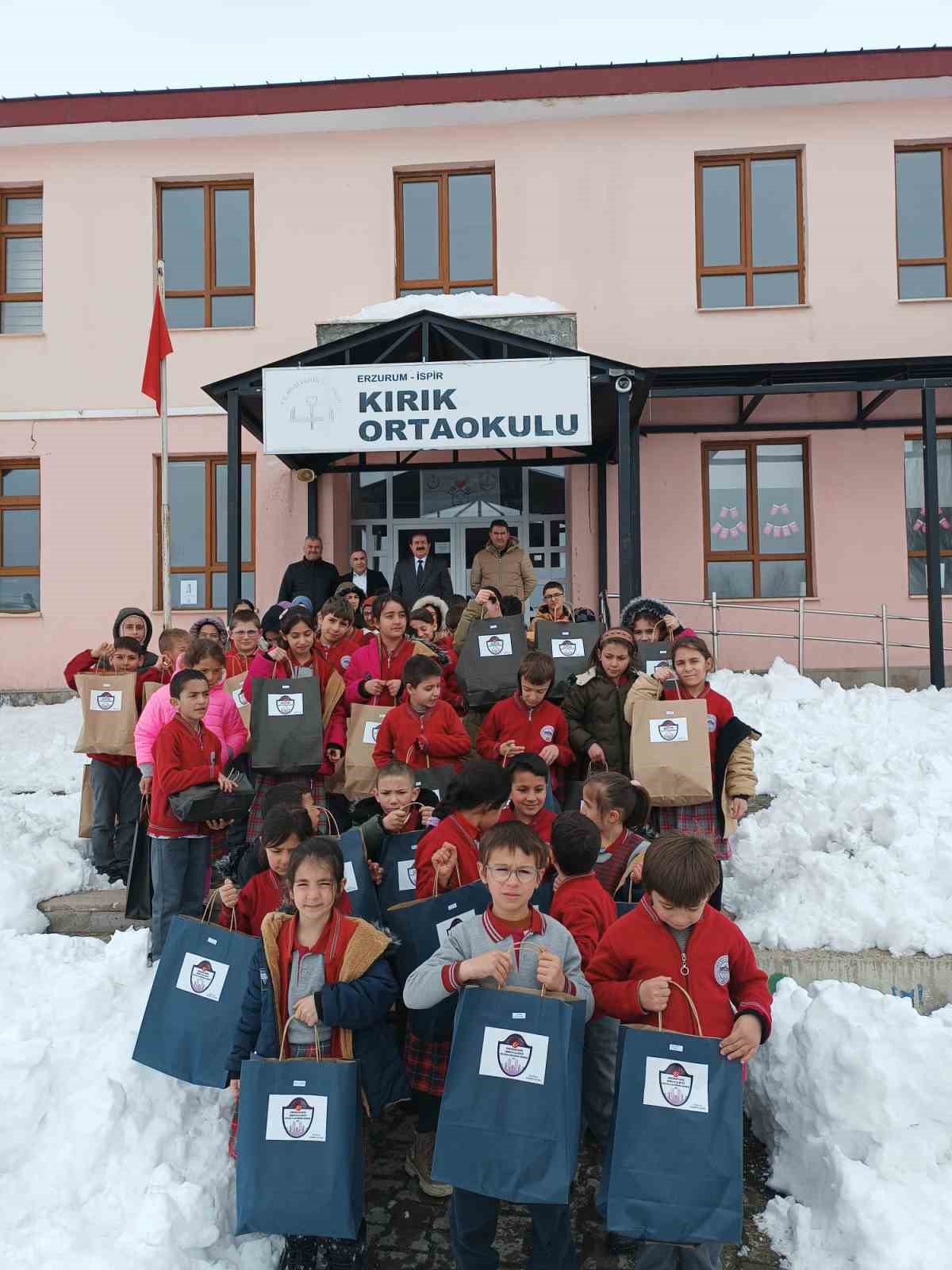 İspir&rsquo;de &ouml;ğrencilere Ramazan ayında anlamlı yardım
