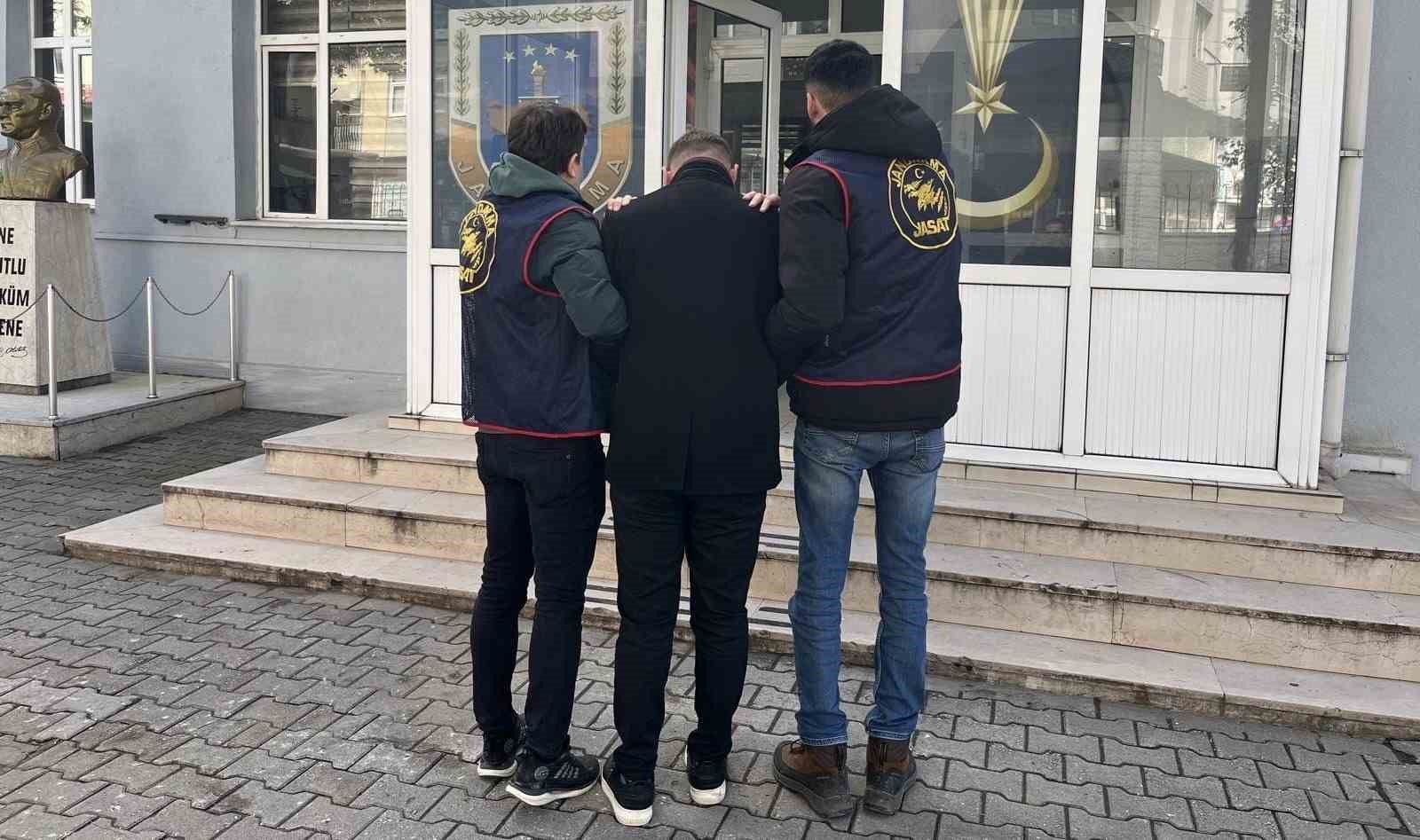 11 yıl ve 9 yıl hapisle aranan 2 h&uuml;k&uuml;ml&uuml;, jandarmadan ka&ccedil;amadı
