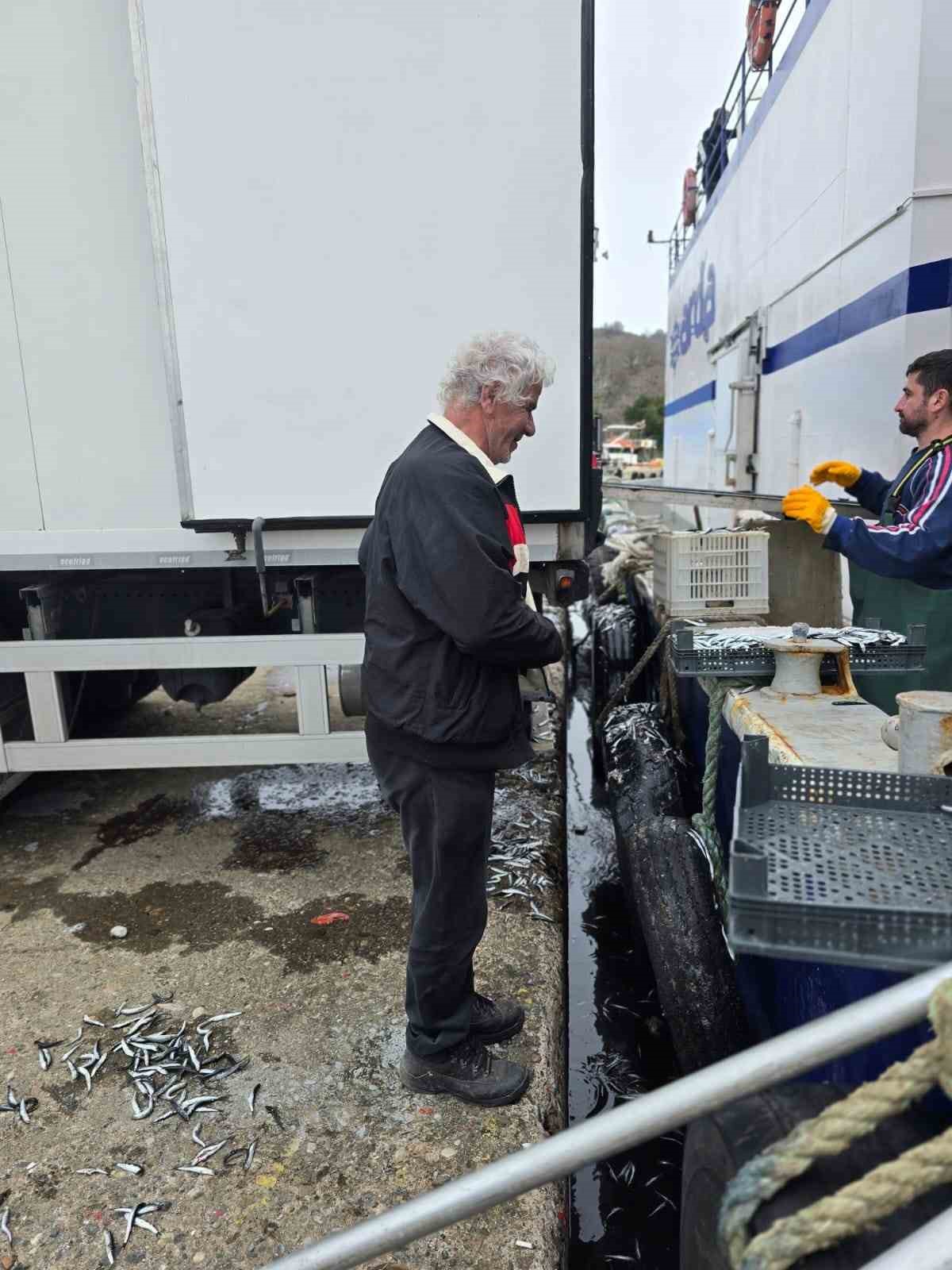 Balık&ccedil;ı Ramazan&rsquo;da &uuml;cretsiz hamsi dağıttı
