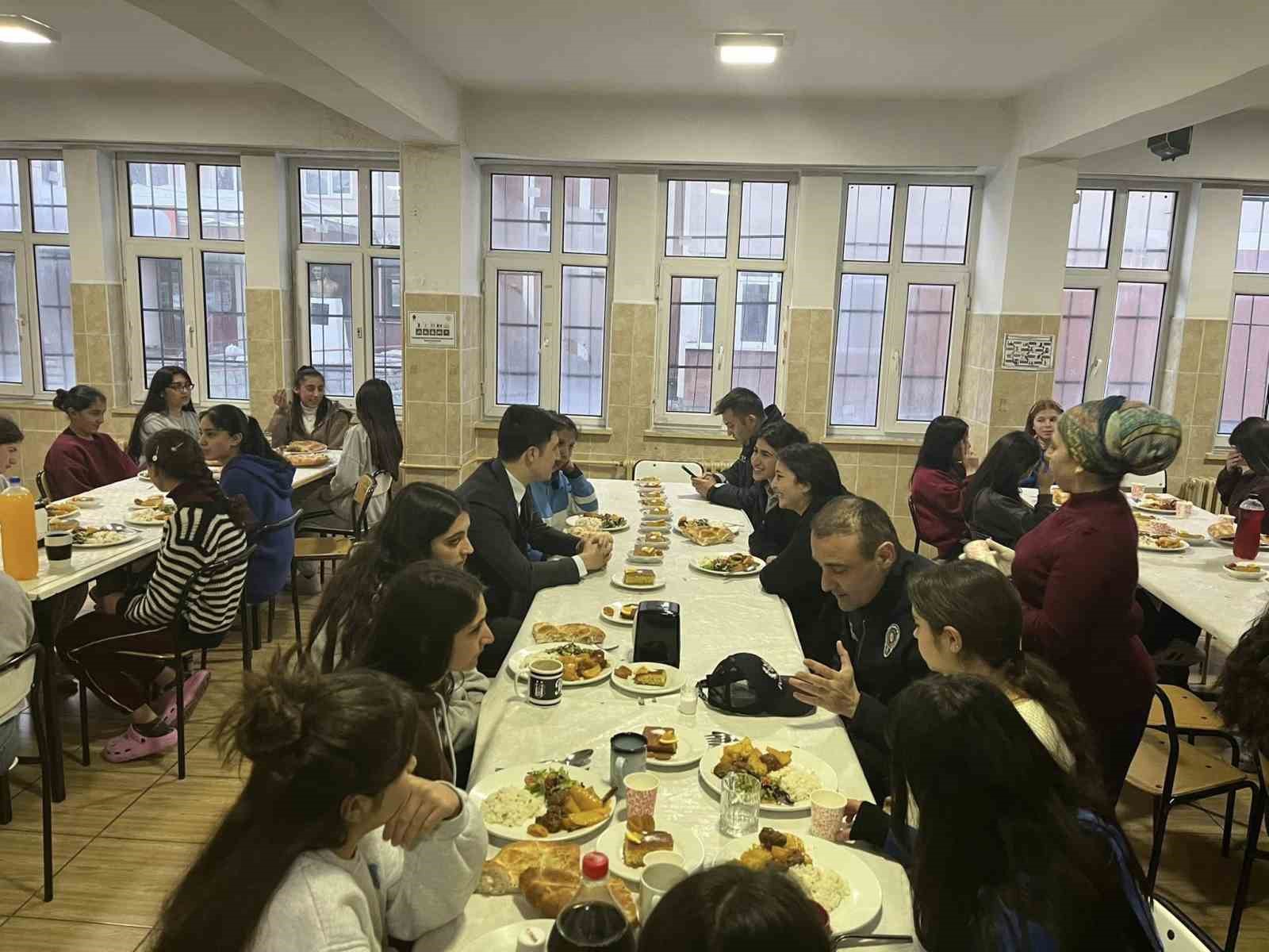 Digor Kaymakamı Ahmed Tayyib Kahraman &ouml;ğrencilerle iftar sofrasında buluştu
