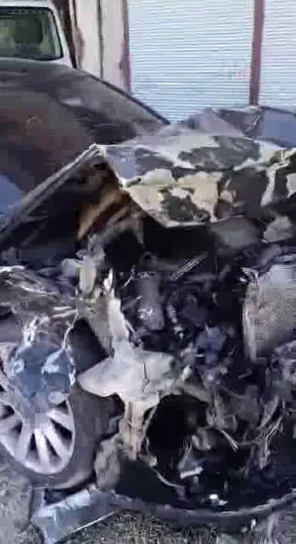 Otomobilin park halindeki aracı biçtiği kaza güvenlik kamerasında