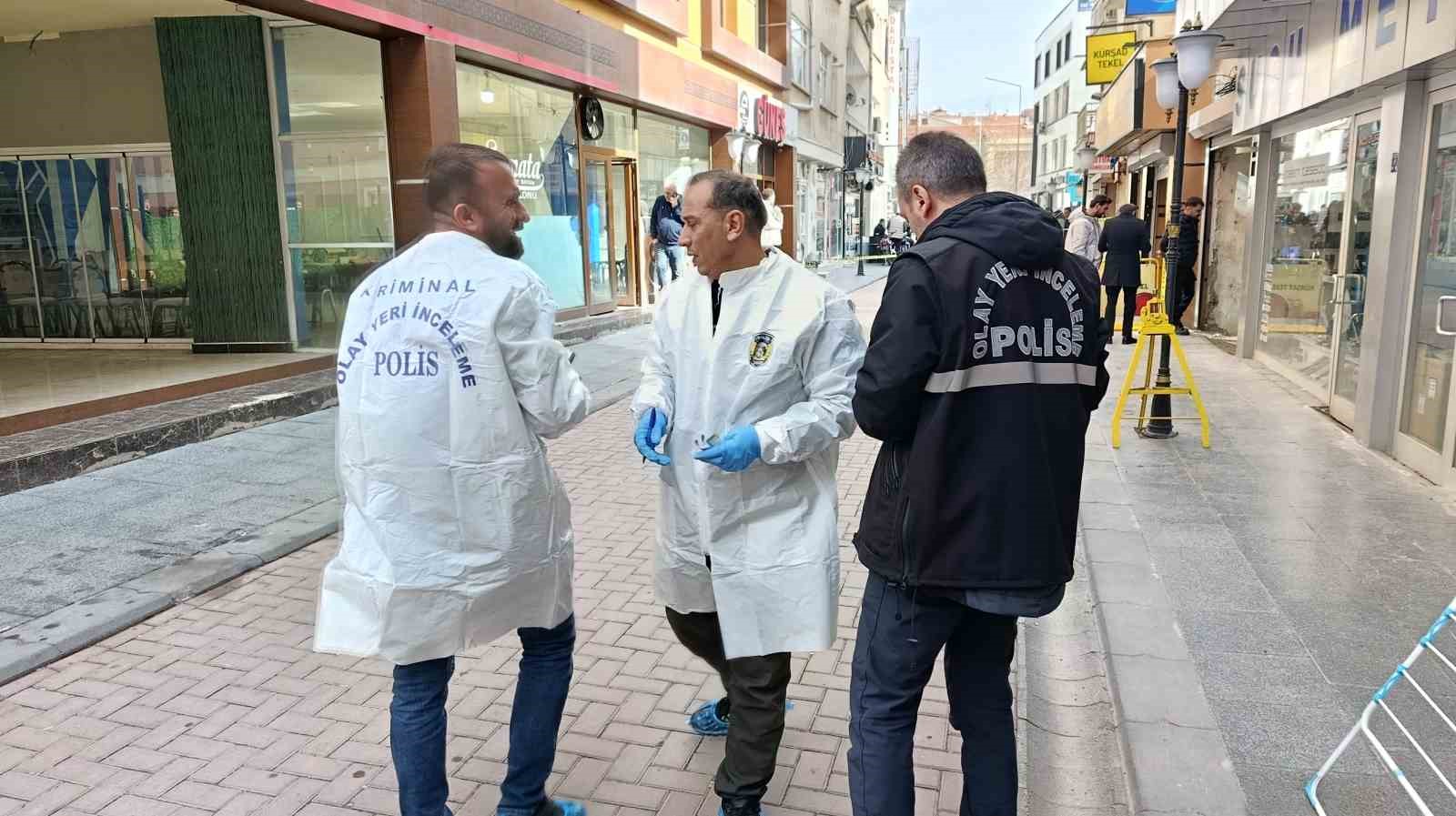 Kırşehir&rsquo;de husumetli kavgası: Kahvehaneye kurşun sıktı, 2 kişi yaralandı
