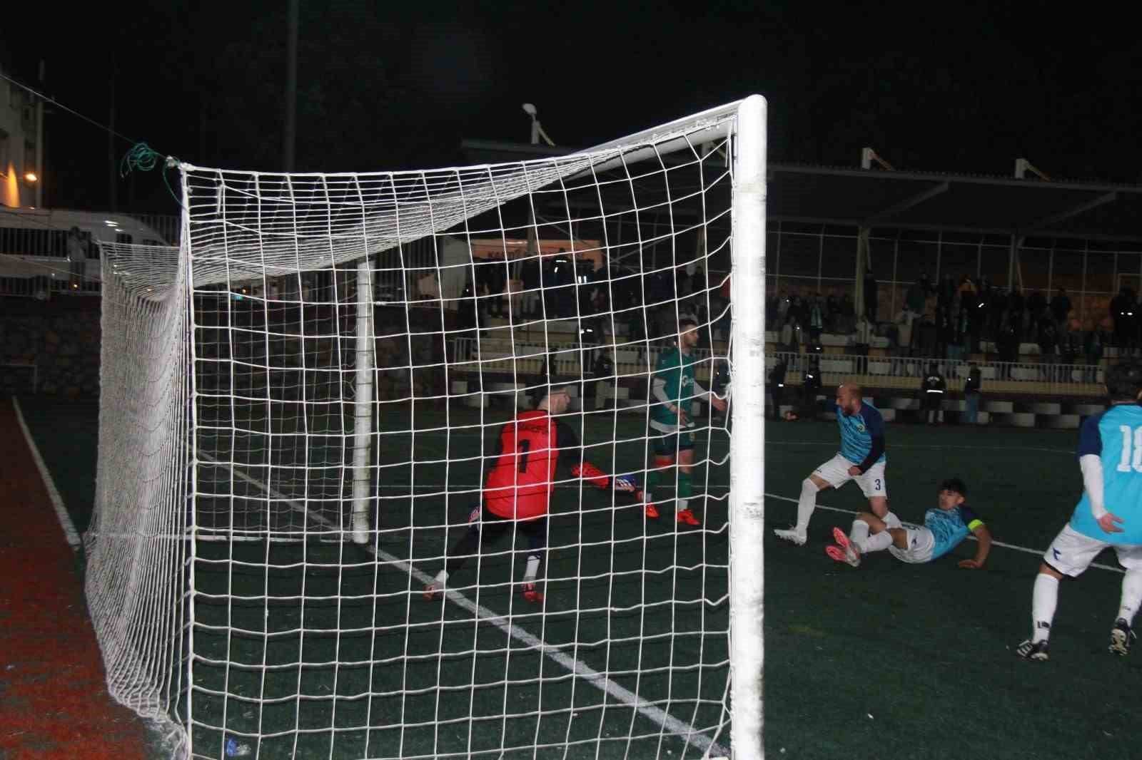 Kocaeli&rsquo;de rakipleri gol atsın diye yere yatan futbolcuların savunmaları alındı
