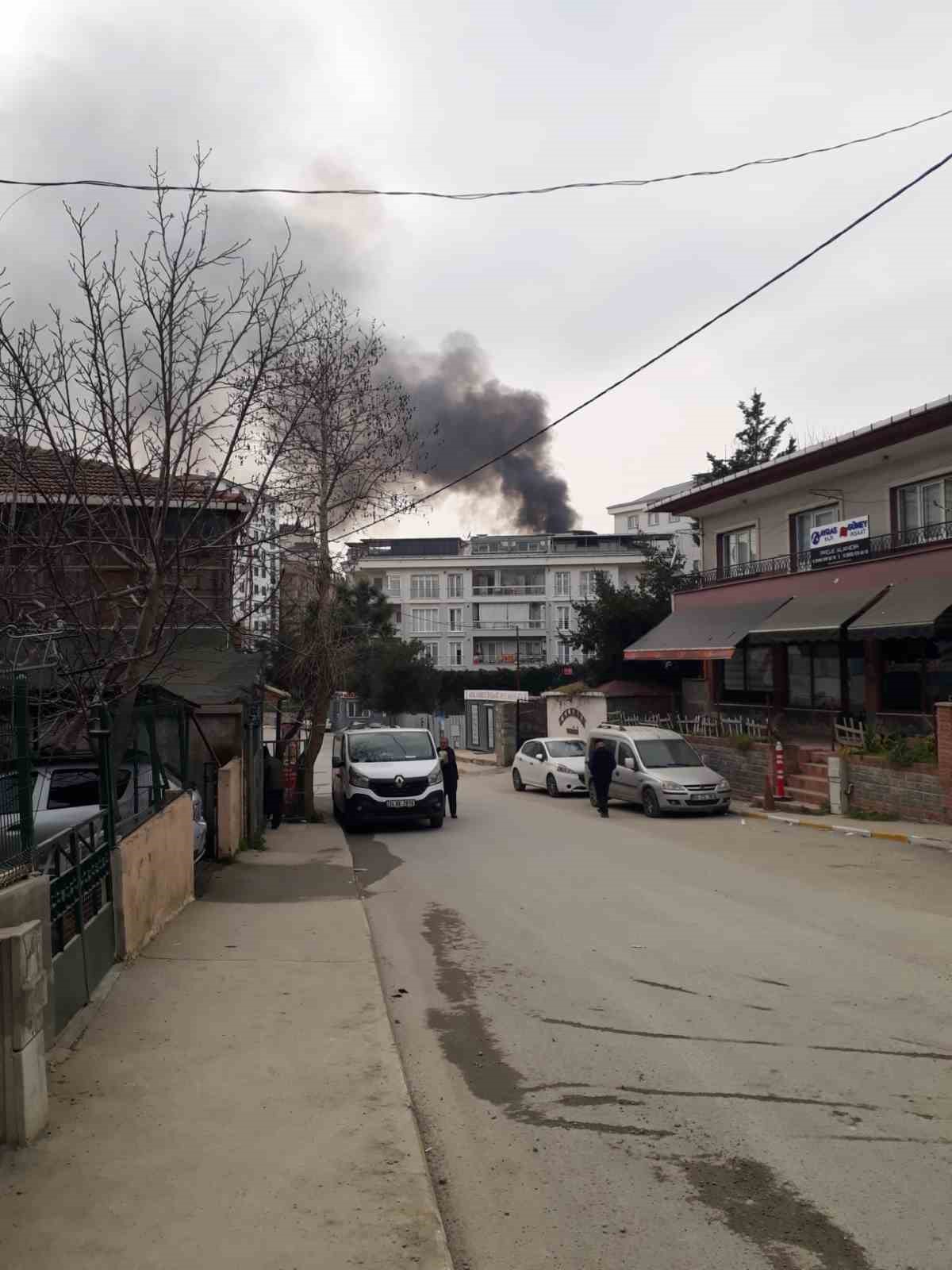 Pendik&rsquo;te tek katlı ev alevlere teslim oldu
