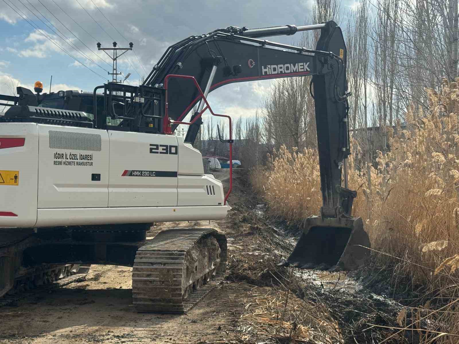 Tuzluca&rsquo;da 10 kilometrelik sulama hattı temizleniyor
