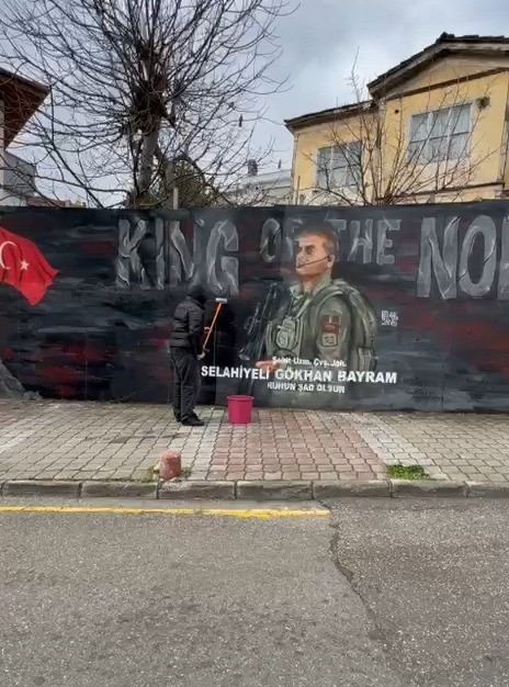 Şehidin resmini grafiti yapan gence Başkan Doğan’dan hediye