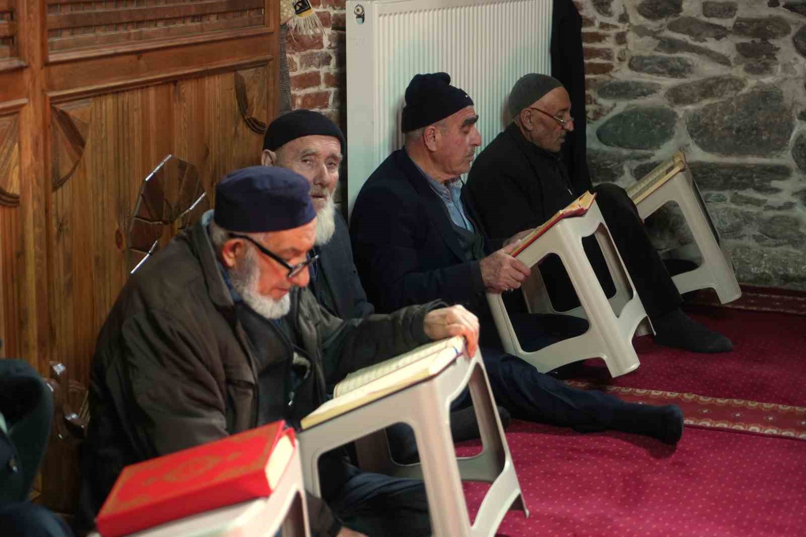 Muş’taki asırlık camide mukabele geleneği yaşatılıyor