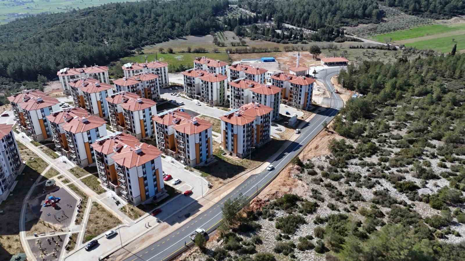 Ak&ccedil;aova TOKİ&rsquo;de yol sorununu &ccedil;&ouml;z&uuml;ld&uuml;
