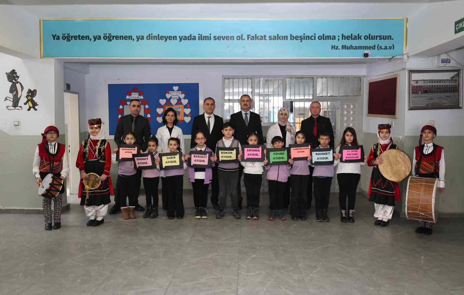 Ağrı Valisi Bozkurt, Ramazan etkinliklerinde öğrencilerle bir araya geldi