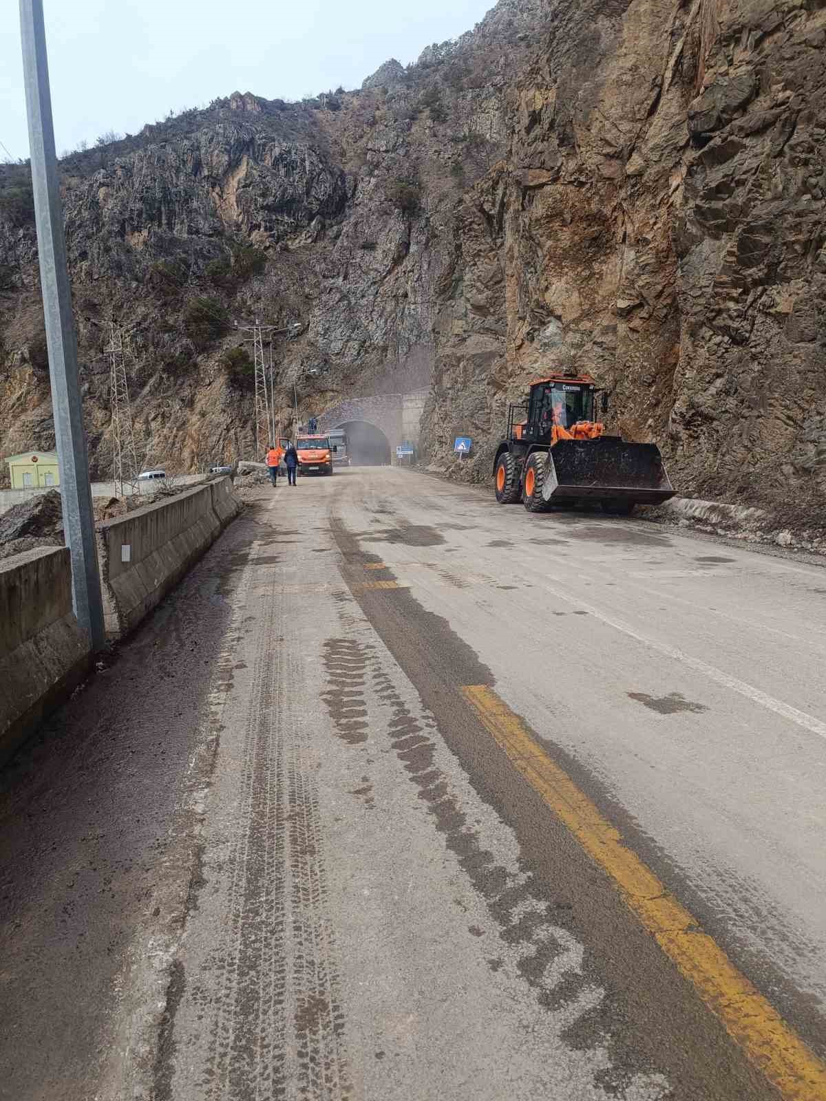 Gümüşhane’de heyelan sonrası kapanan yol yeniden ulaşıma açıldı