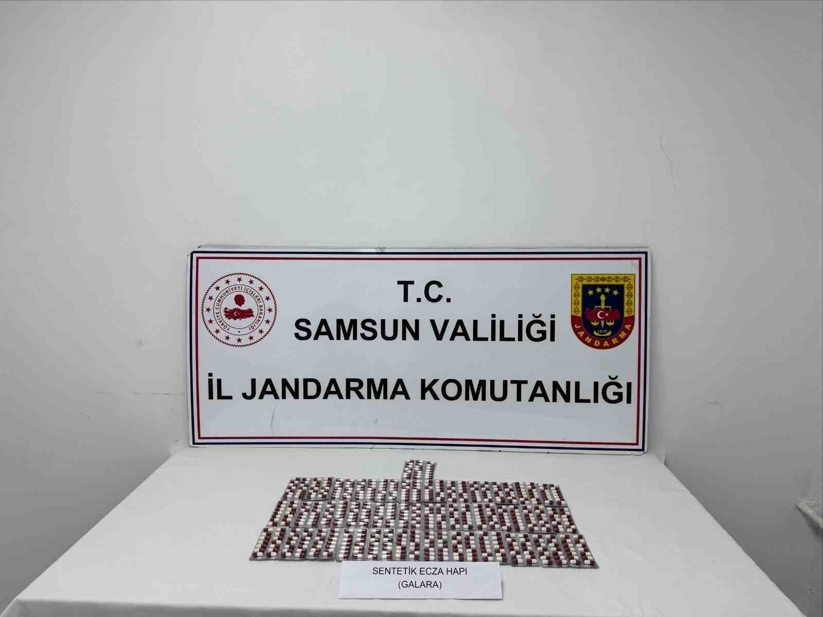 Samsun&rsquo;da jandarma uyuşturucu ve ka&ccedil;ak &uuml;r&uuml;n ele ge&ccedil;irdi
