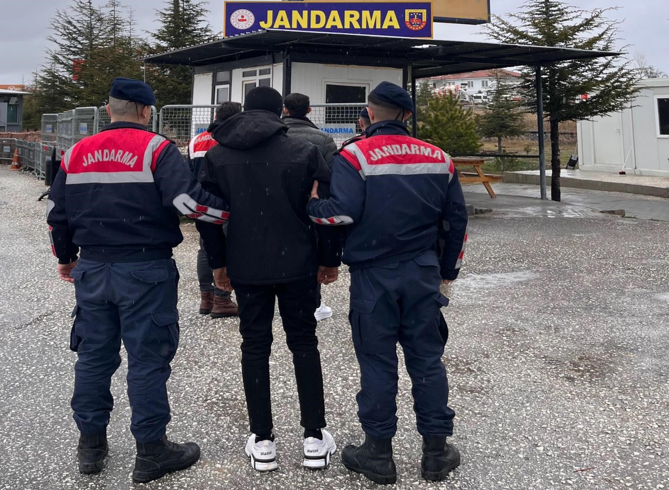 Isparta&rsquo;da d&uuml;zensiz g&ouml;&ccedil; operasyonlarında bir ayda 60 kişi yakalandı
