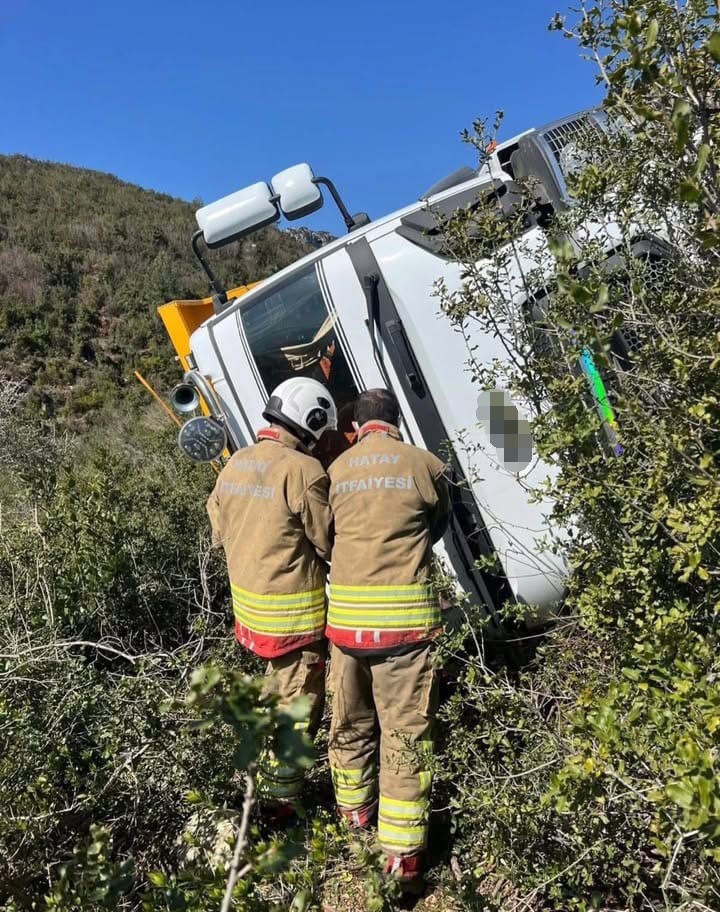 Uçuruma yuvarlanan hafriyat kamyonunun sürücüsü hayatını kaybetti