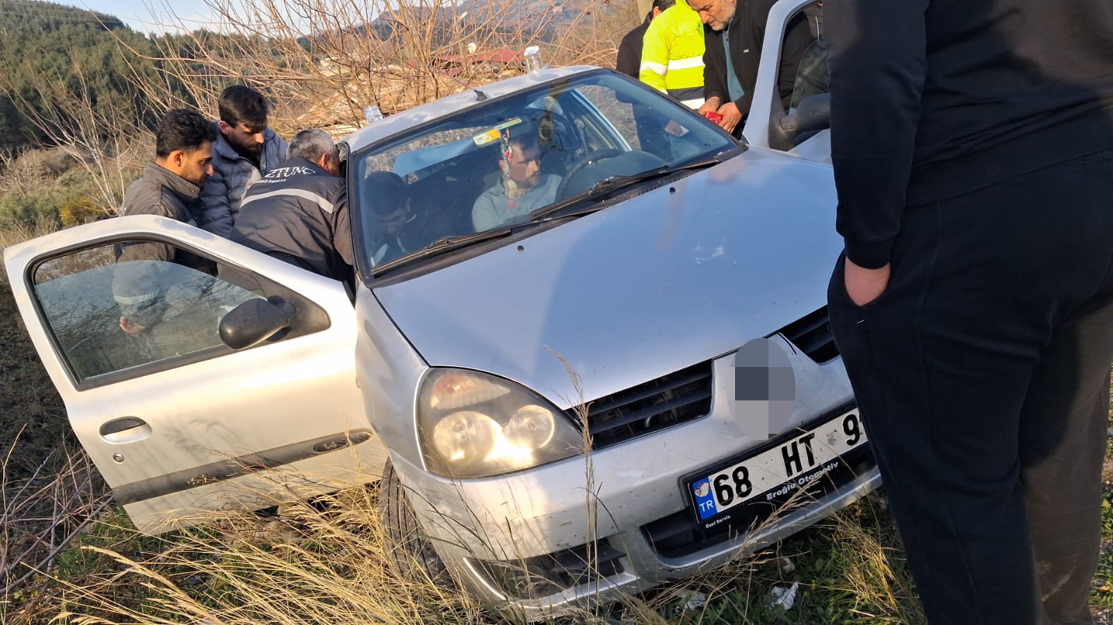 Osmaniye&rsquo;de minib&uuml;s ile otomobil &ccedil;arpıştı: 2 yaralı
