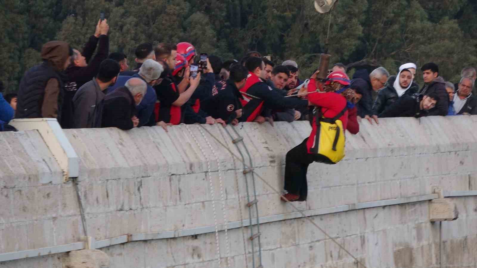 Seyhan Nehri&rsquo;nde can pazarı: Ele ele tutuşup yardım beklediler
