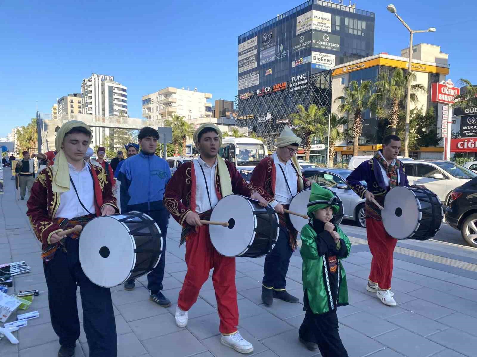 10 bin kişi deniz kenarında iftarda buluştu
