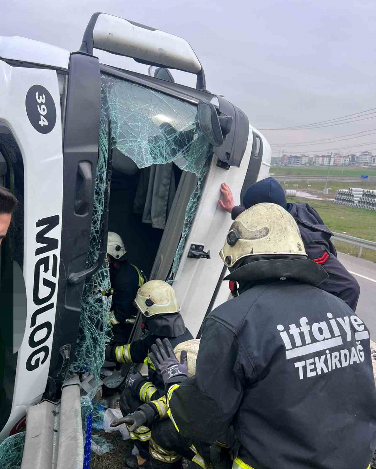 Tekirdağ&rsquo;da virajı alamayan tır devrildi
