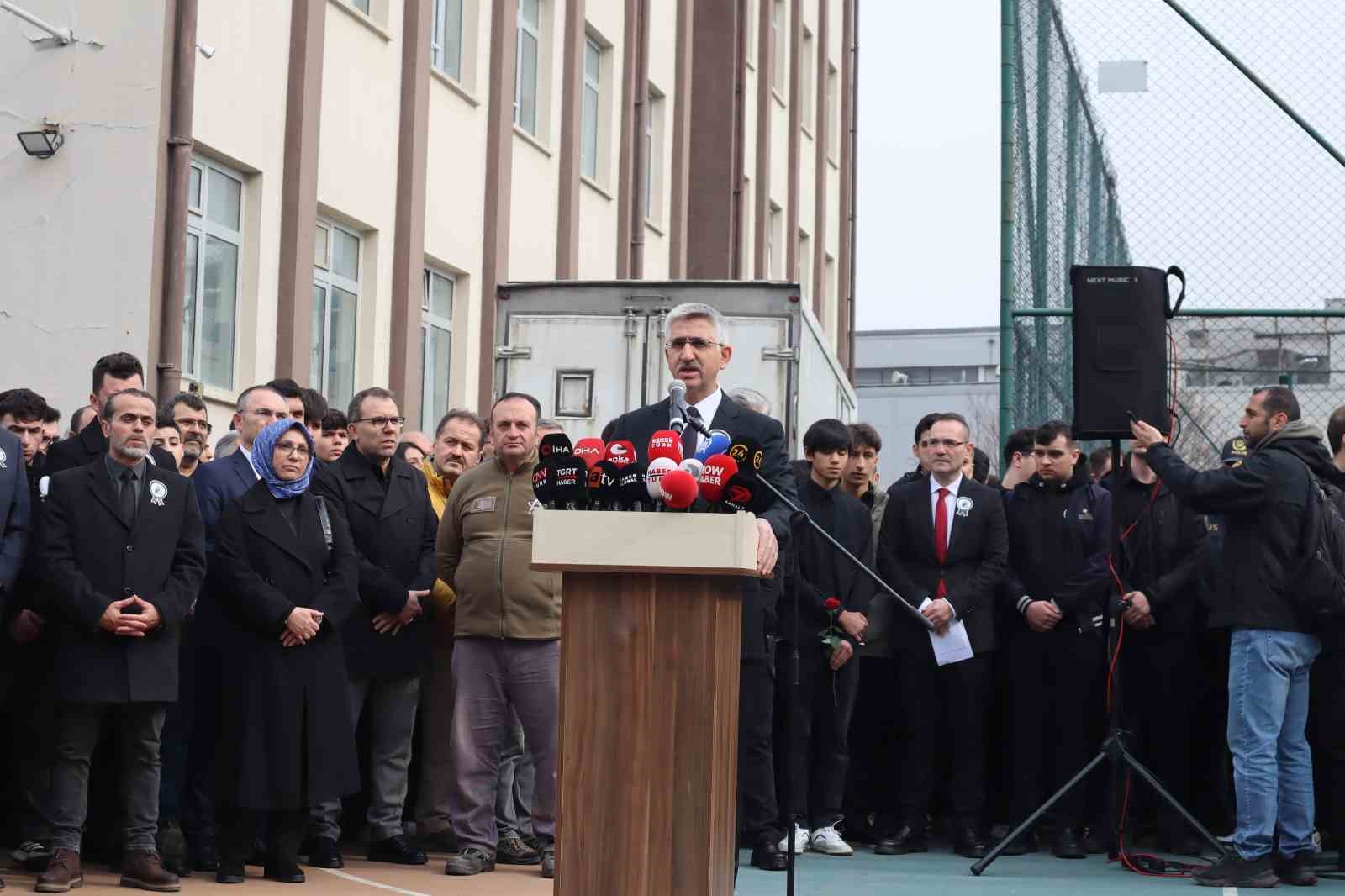 Y&uuml;zlerce meslektaşı Fatma Nur &ouml;ğretmeni son yolculuğuna uğurladı
