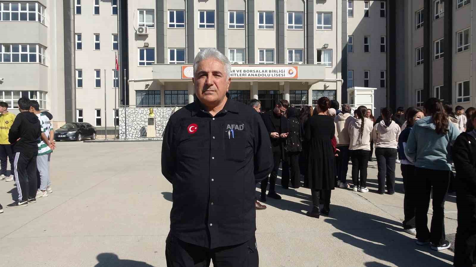 Kilis&rsquo;te lise &ouml;ğrencilerinden deprem tatbikatı
