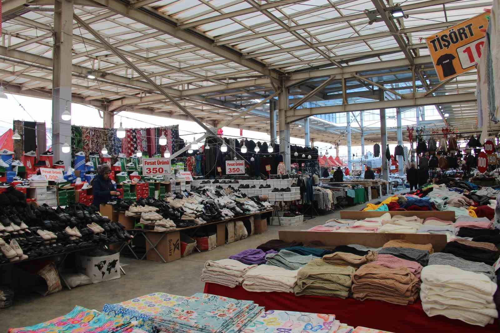 Muğlaspor yararına d&uuml;zenlenen panayıra vatandaşlar ilgi g&ouml;sterdi
