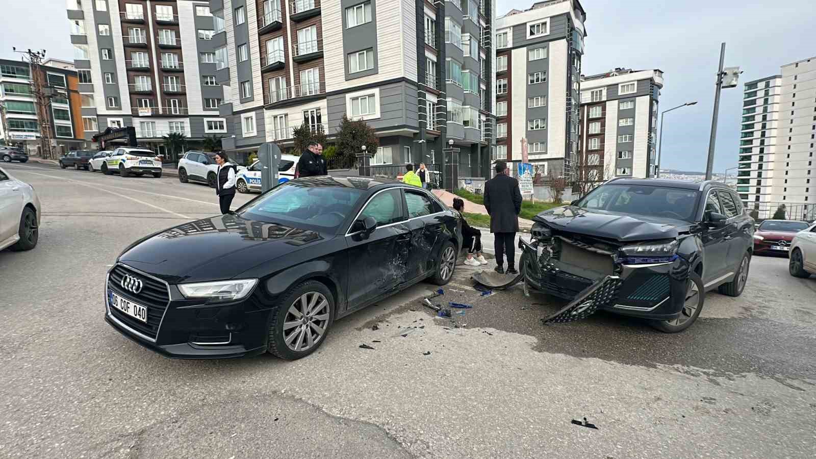Samsun&rsquo;da SUV ile otomobil &ccedil;arpıştı
