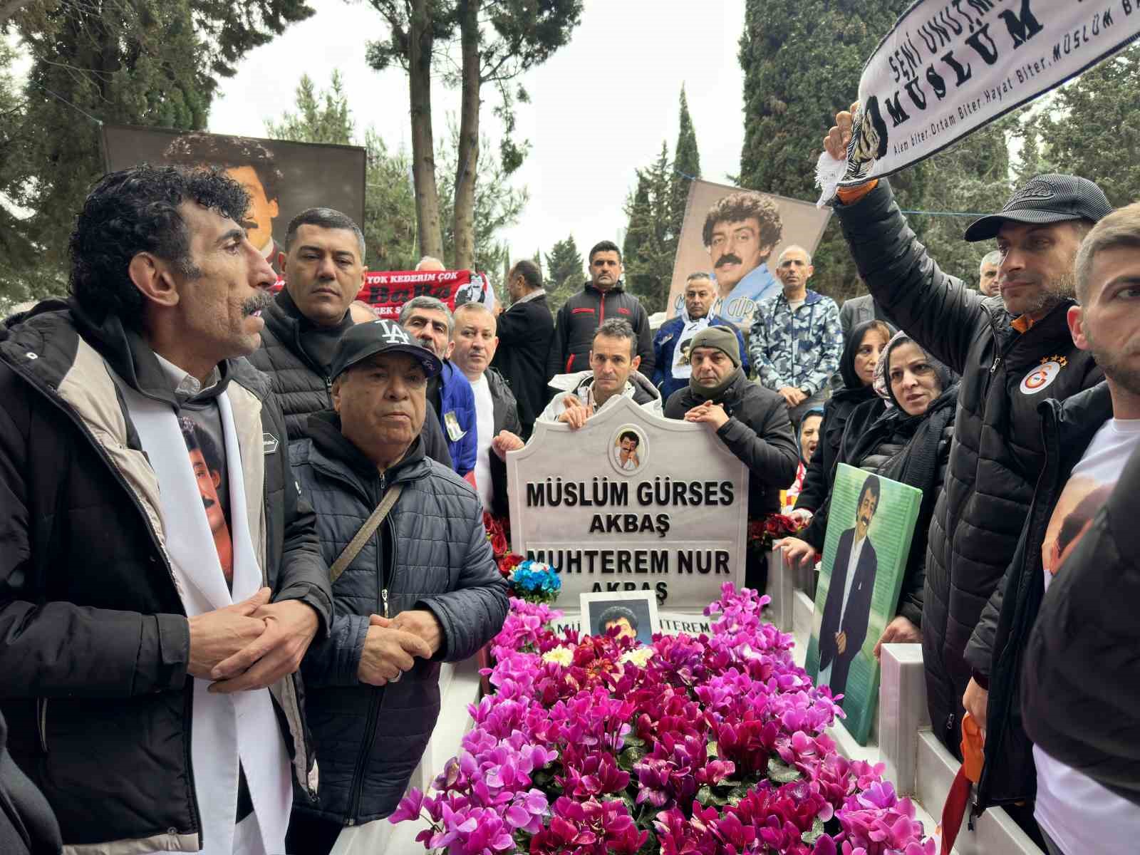 "M&uuml;sl&uuml;m Baba" unutulmadı: Sevenleri &ouml;l&uuml;m&uuml;n&uuml;n 13&rsquo;&uuml;nc&uuml; yılında mezarı başında buluştu
