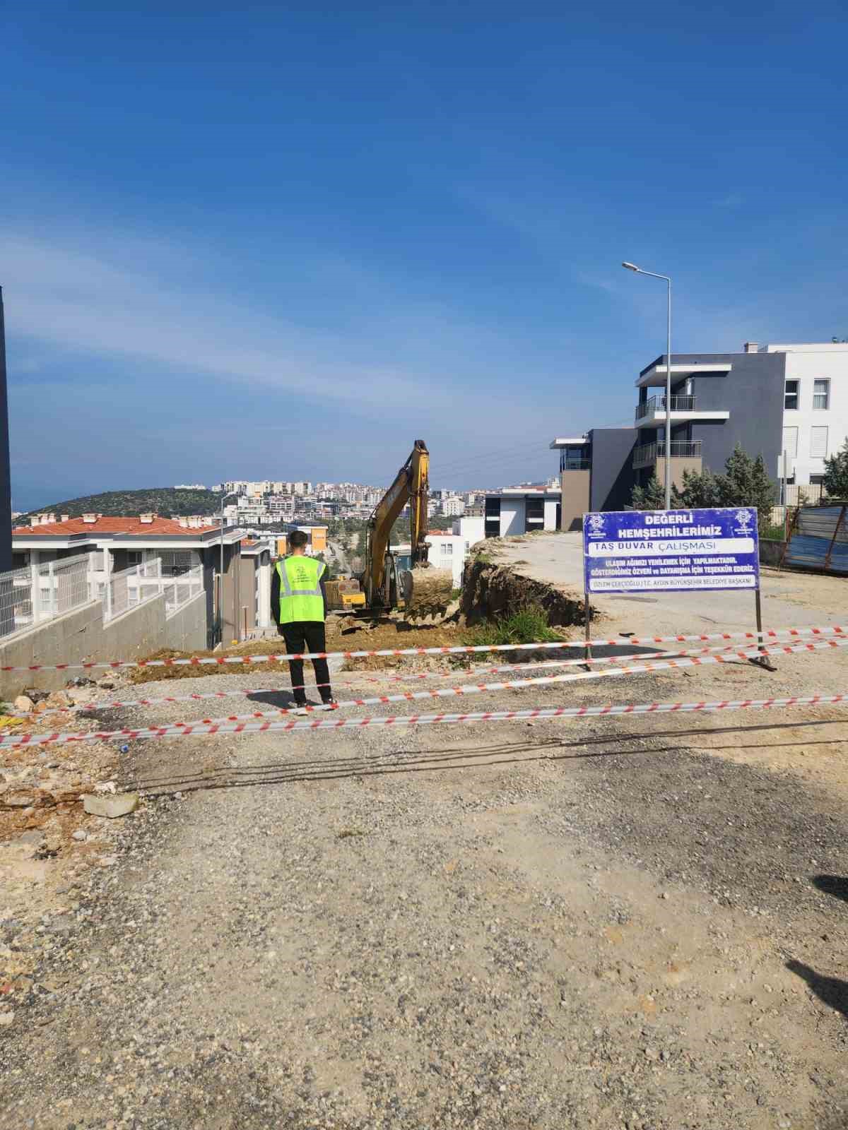 Kuşadası&rsquo;nda yol yapım &ccedil;alışmaları s&uuml;r&uuml;yor
