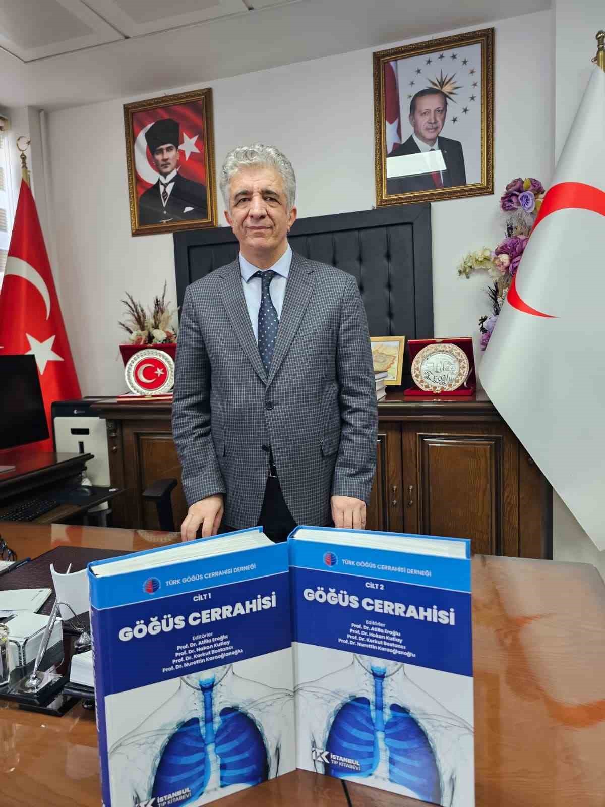 227 bilim insanının katkı sunduğu "G&ouml;ğ&uuml;s Cerrahisi" kitabı yayımlandı
