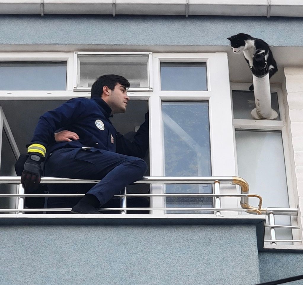 Balkondan uzanan yardım eli minik canı kurtardı