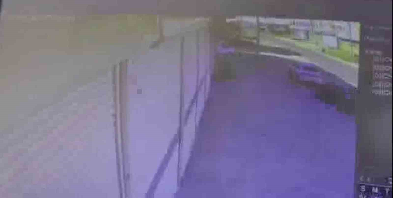 Otomobilin park halindeki aracı biçtiği kaza güvenlik kamerasında