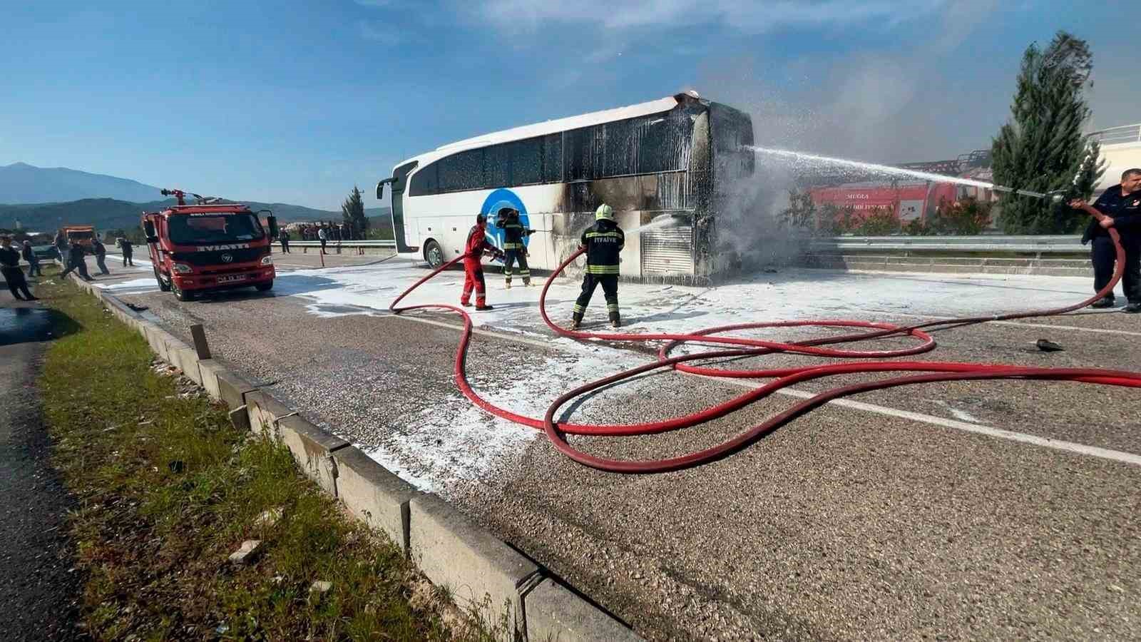 Yolcu otob&uuml;s&uuml; yandı, bagajdaki 3 tavuk telef oldu

