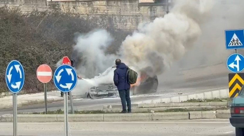 Samsun’da otomobil alevlere teslim oldu