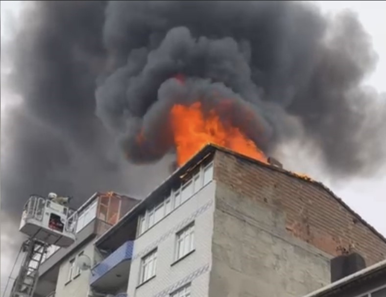 Sultangazi’de 6 katlı binada yangın paniği yaşandı, 2 kişi dumandan etkilendi