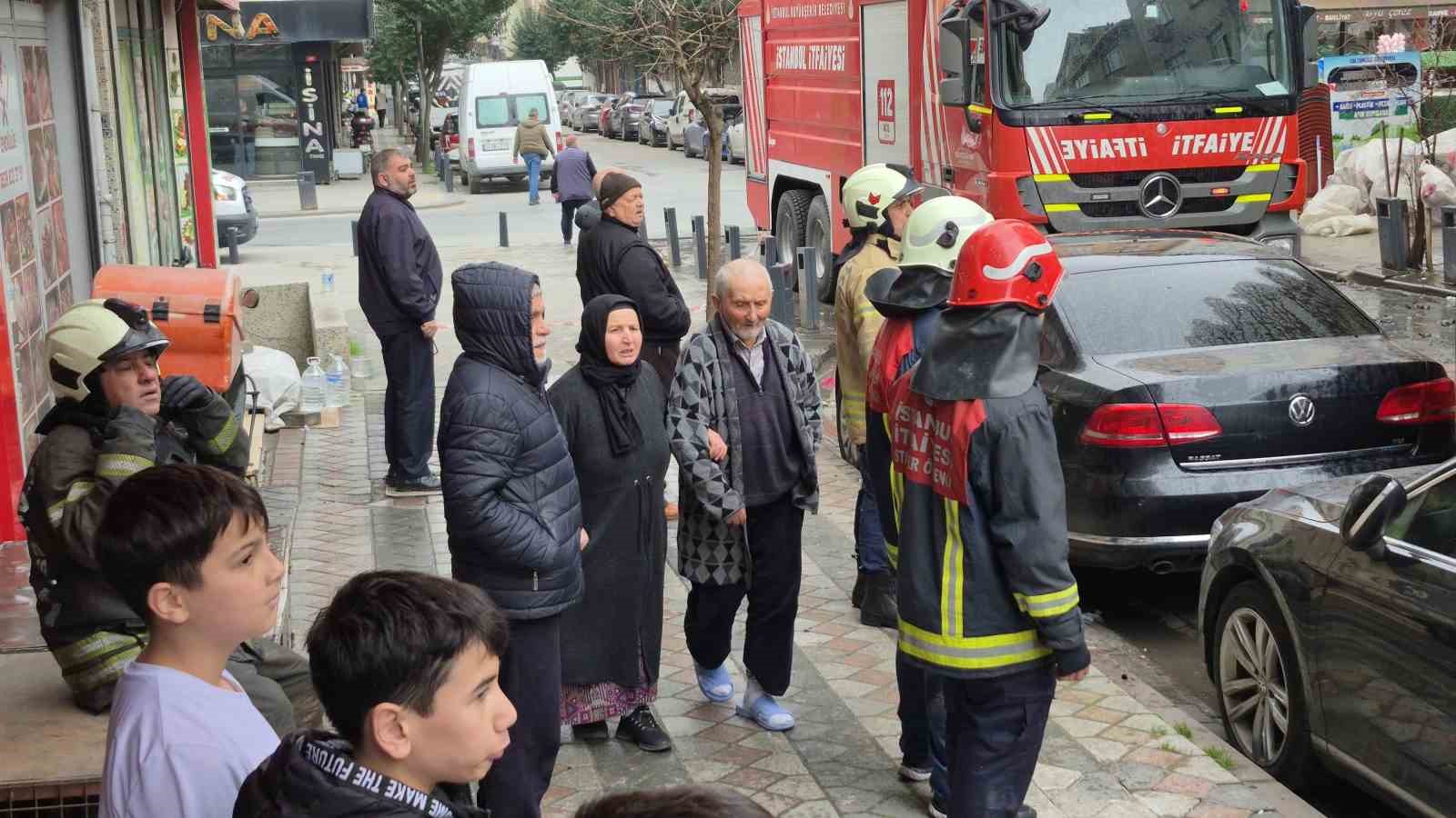 Sultangazi’de 6 katlı binada yangın paniği yaşandı, 2 kişi dumandan etkilendi