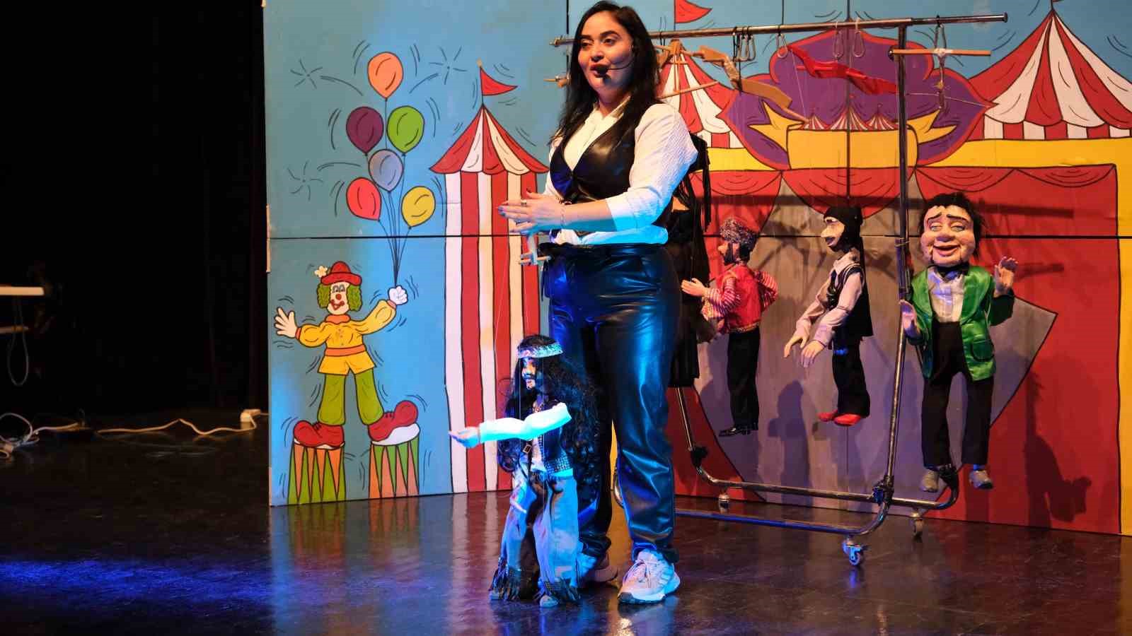 Yıldırımlı &ccedil;ocuklara kukla g&ouml;sterisi
