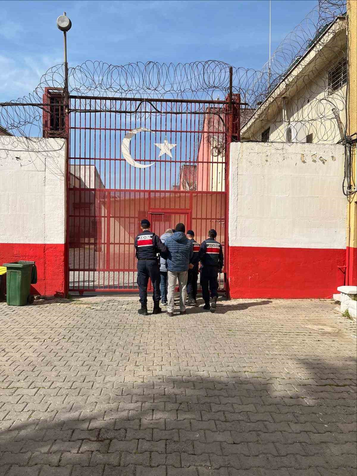 &Ccedil;eşitli su&ccedil;lardan aranan şahıslar jandarmadan ka&ccedil;amadı
