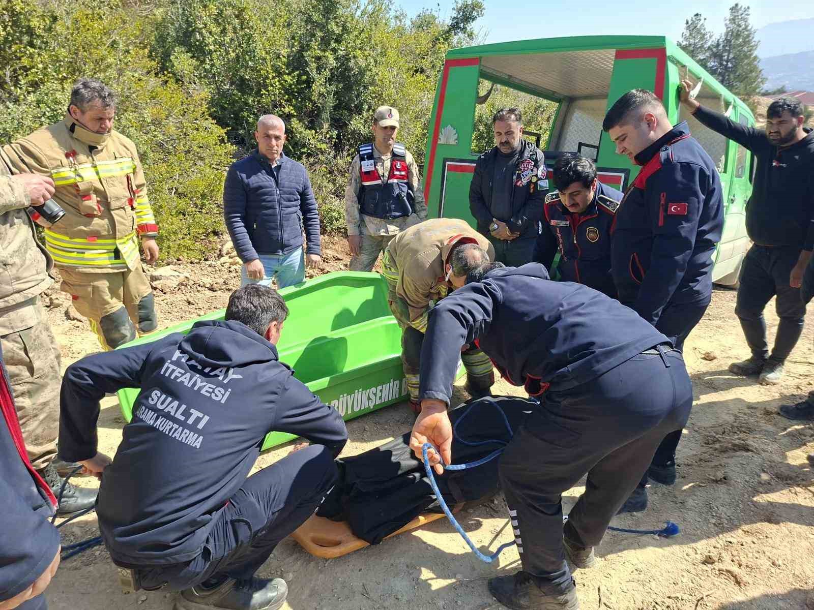 Uçuruma yuvarlanan hafriyat kamyonunun sürücüsü hayatını kaybetti