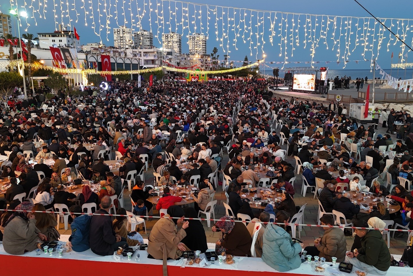 10 bin kişi deniz kenarında iftarda buluştu