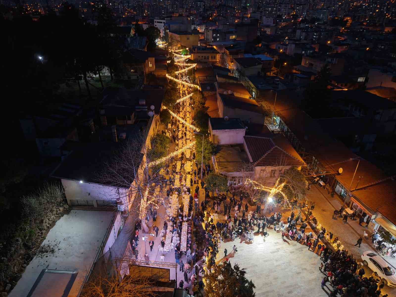 Kozan Kalesi’nden atılan topla tarihi çarşıda Ramazan coşkusu yaşandı