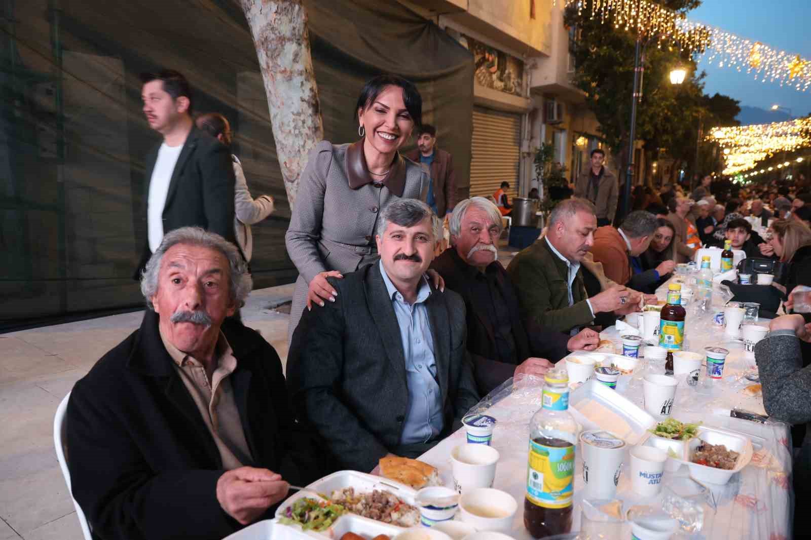 Kozan Kalesi’nden atılan topla tarihi çarşıda Ramazan coşkusu yaşandı