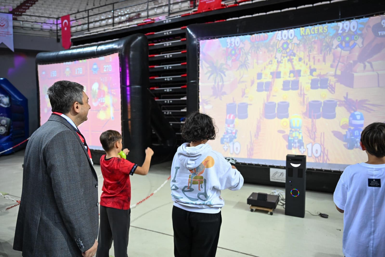 Devlet koruması altındaki &ccedil;ocuklar, koruyucu aileler ve yeni evli &ccedil;iftler aynı sofrada buluştu
