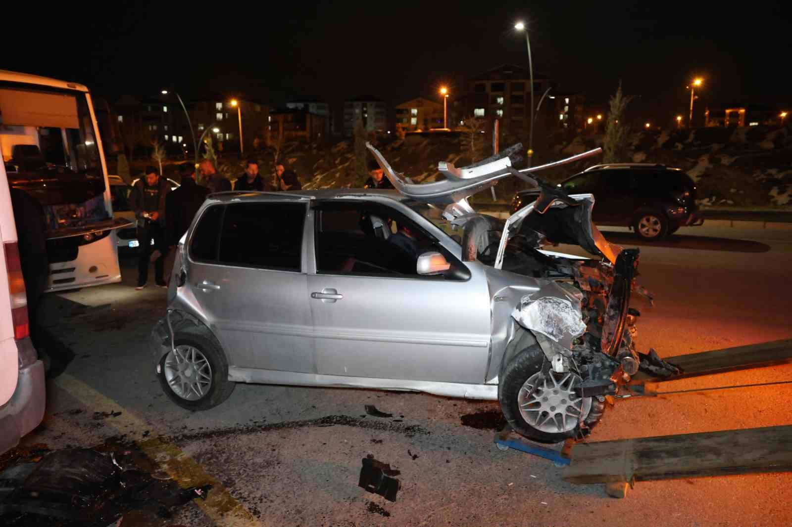 &Ouml;nce kaza, sonra kavga ettiler: 2 yaralı
