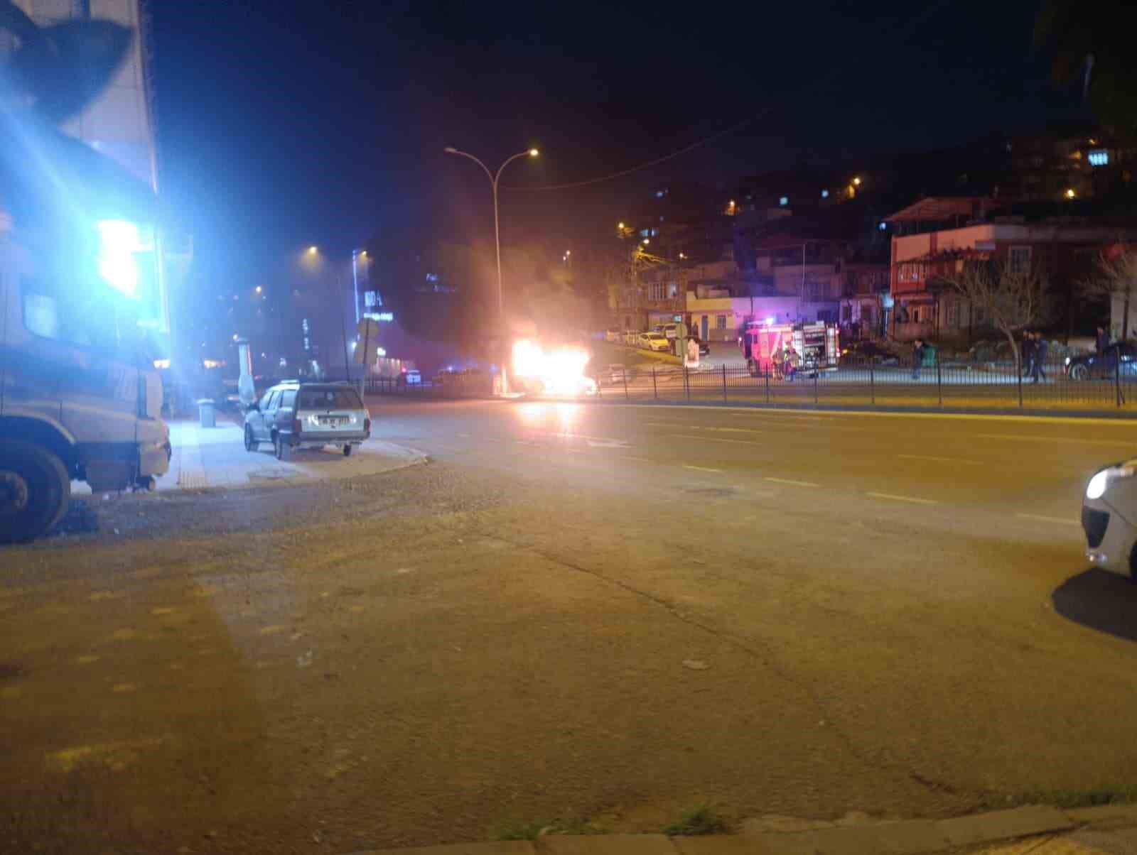 &lsquo;Dur&rsquo; ihtarına uymayan otomobil s&uuml;r&uuml;c&uuml;s&uuml; uzun s&uuml;re kovalandı: Yakalanan 2 ş&uuml;phelinin yasaklı madde testi pozitif &ccedil;ıktı
