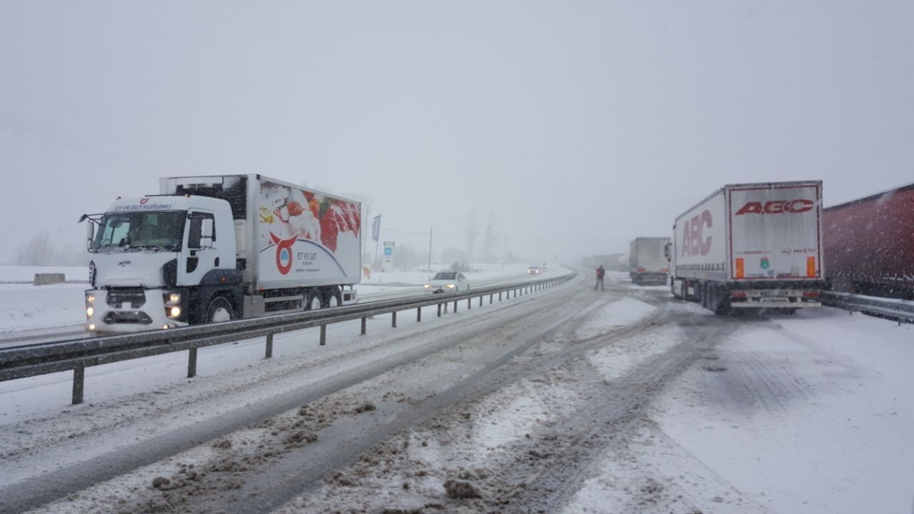Erzincan güne karla uyandı: Kar ve sis ulaşımı aksattı