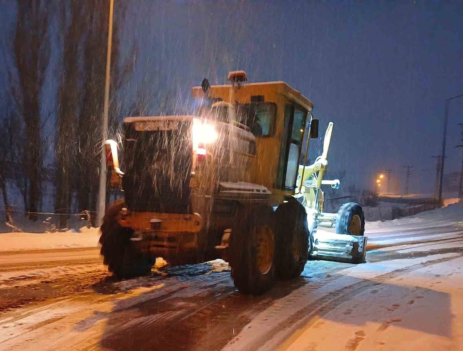 Bayburt’ta karla mücadele çalışmaları sürüyor