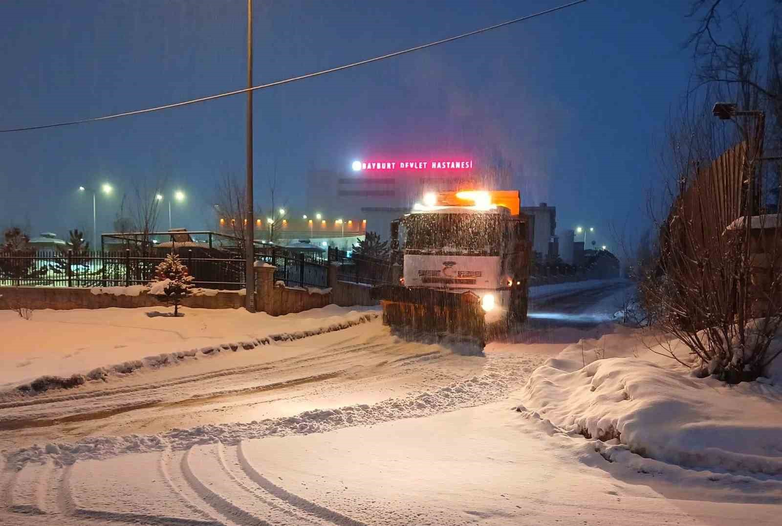 Bayburt’ta karla mücadele çalışmaları sürüyor