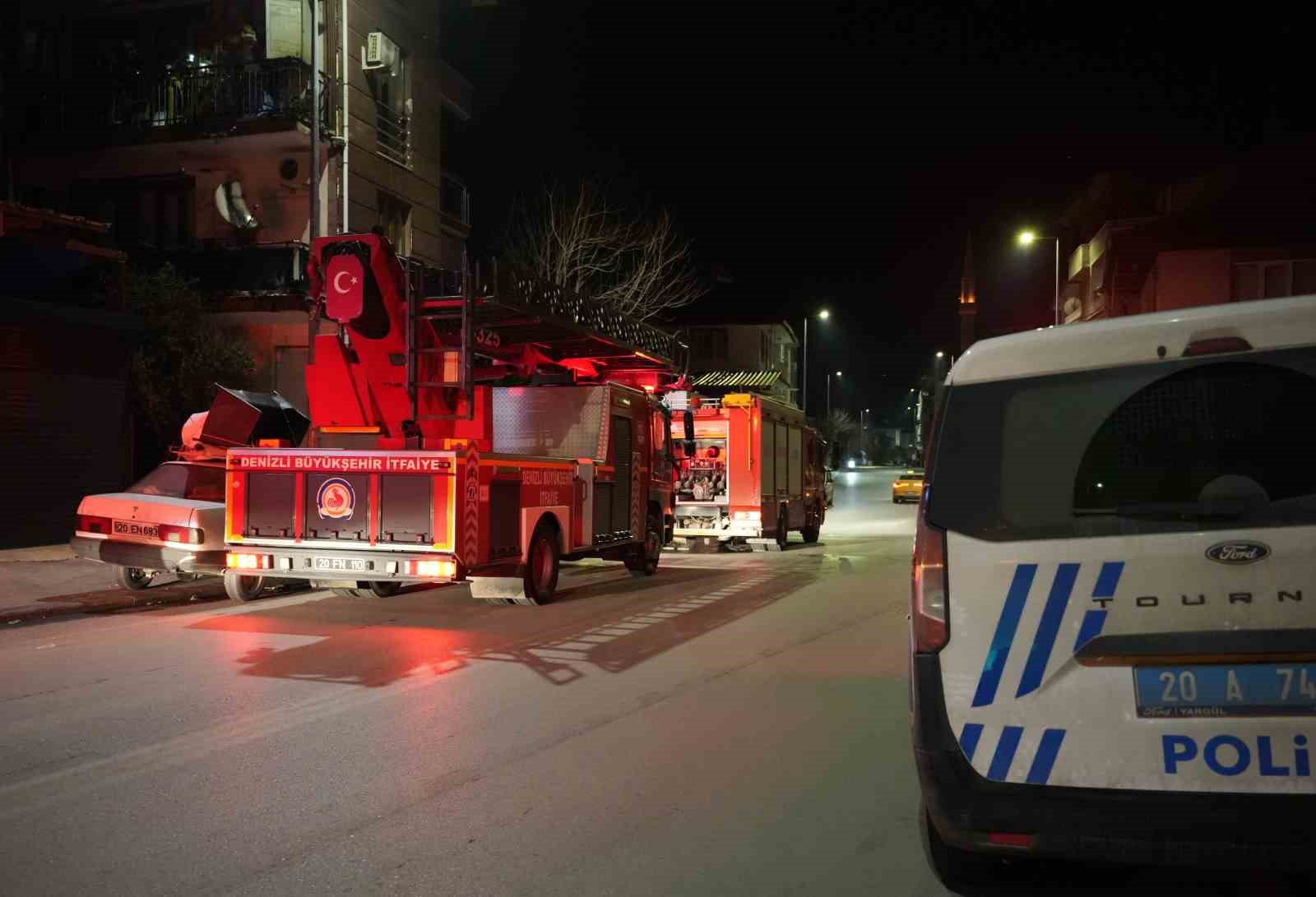 Balkondaki kombiden &ccedil;ıkan yangın mahalle sakinlerini korkuttu
