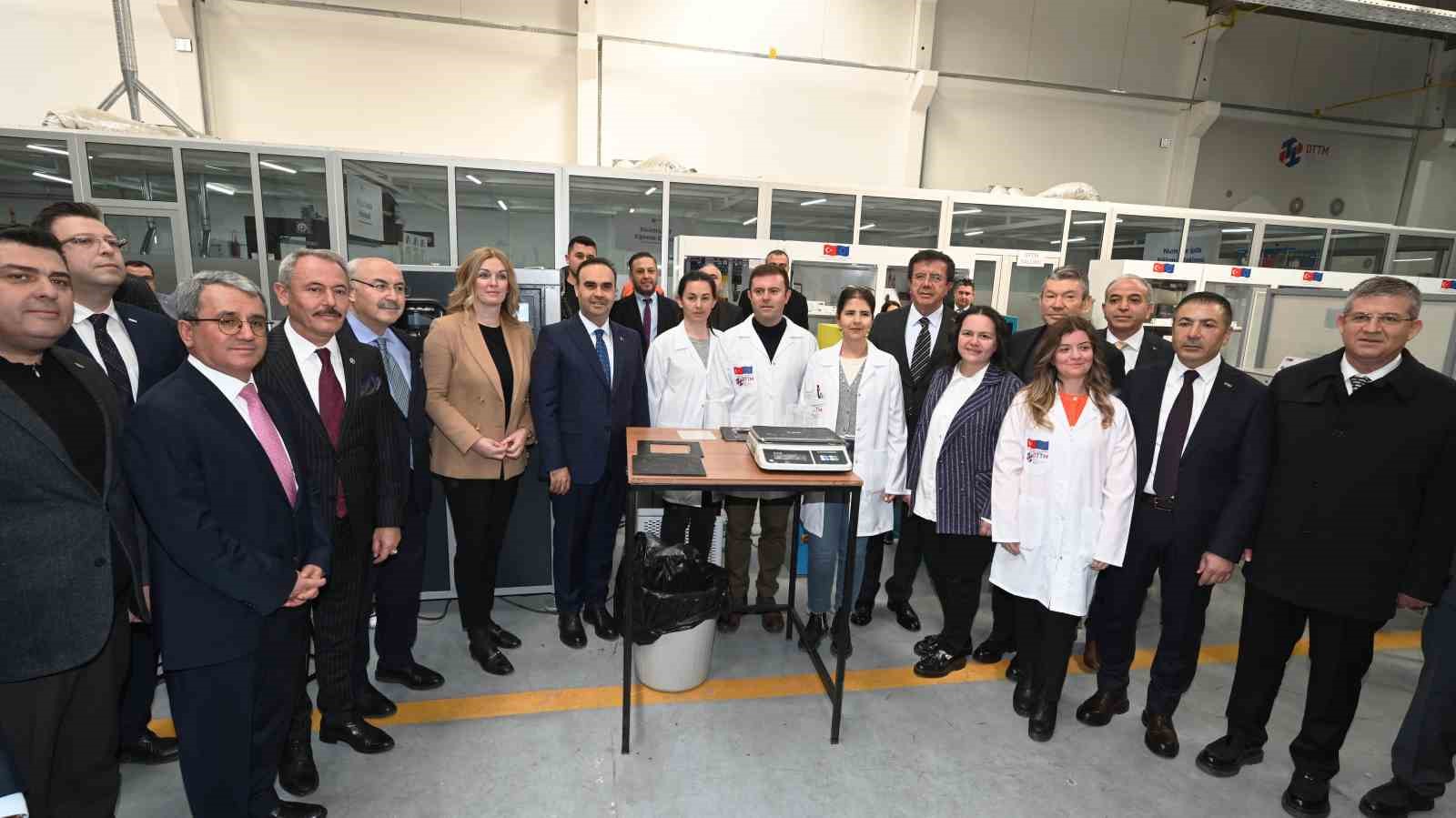 Bakan Kacır, DTO&rsquo;nun Teknik Tekstil Merkezini inceledi
