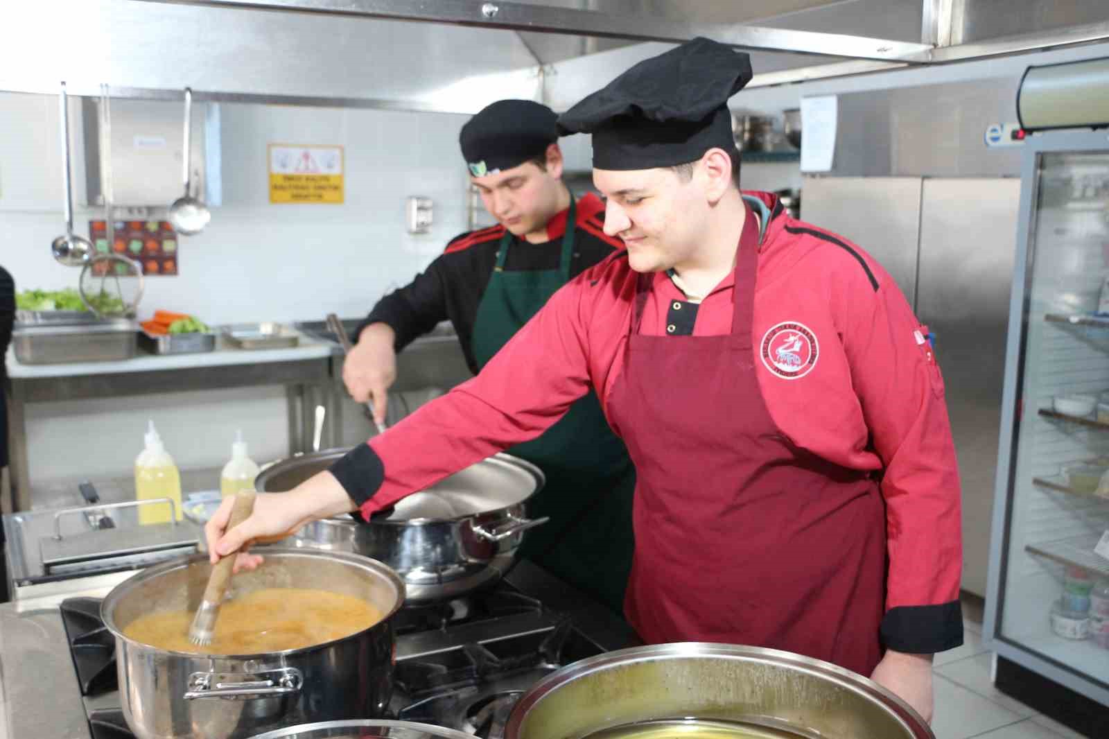 İftar hazırlığı yapamayan muhtaç ailelerin iftarı lise öğrencilerinden
