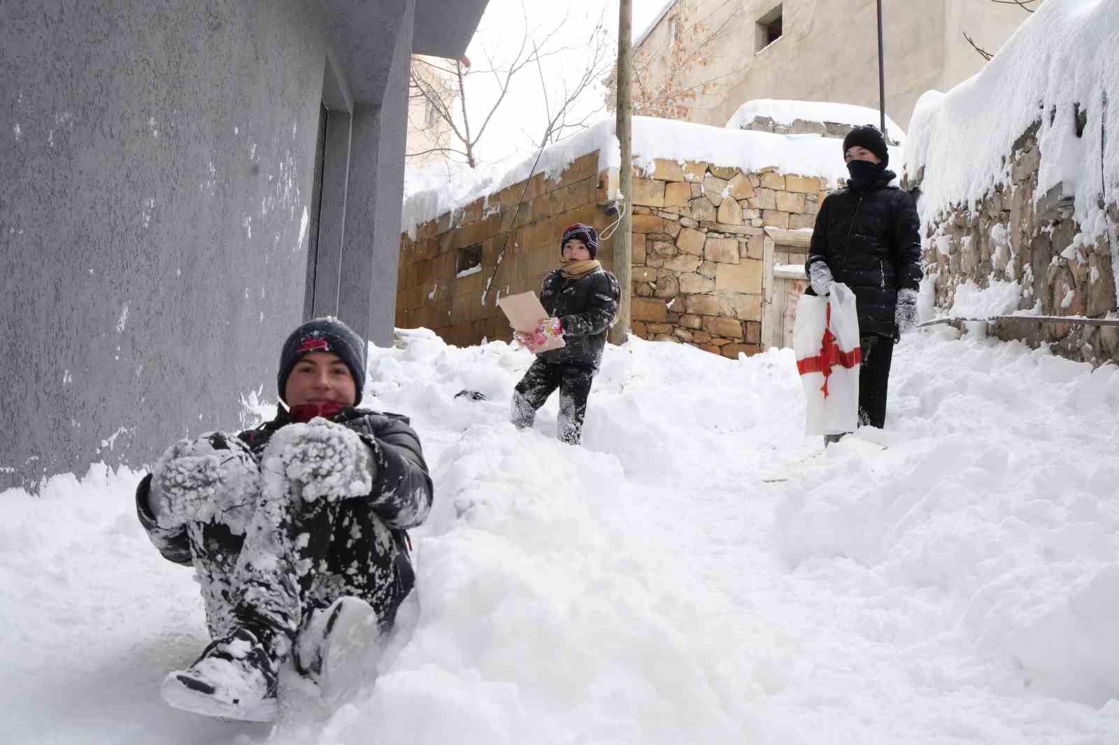 Mart kapıdan baktırdı: Bayburt güne 15 santimetre karla uyandı
